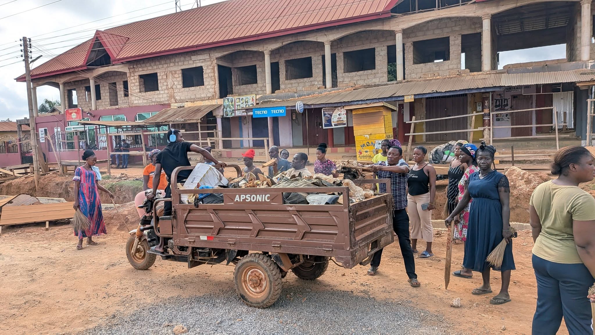 DORMAA WEST CLEANS ITS DISTRICT CAPITAL 